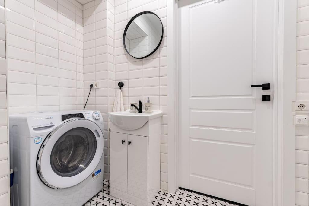 Modern Flat In Old Town Kaunas - Free Parking & Self Check-In Luaran gambar